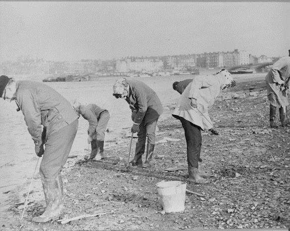 Arch1_Battersea_foreshore_1968