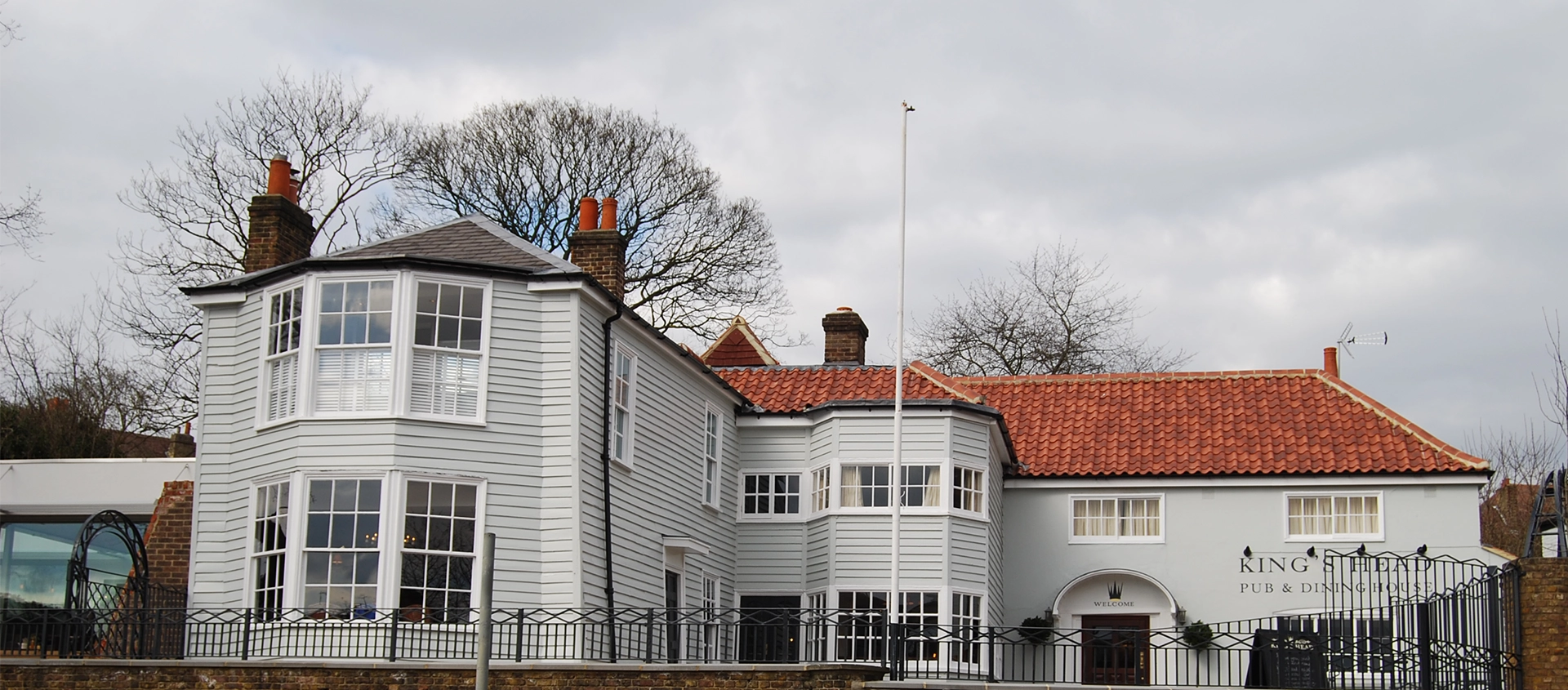 Photograph of the Kings Head Pub in Roehampton
